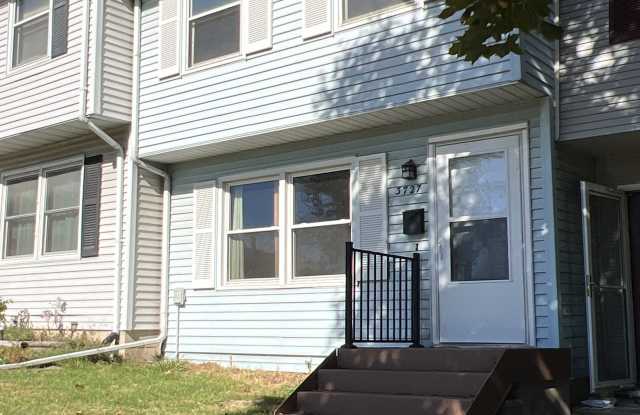 3727 Hillcrest Road - 3727 Hillcrest Road, Dubuque, IA 52002