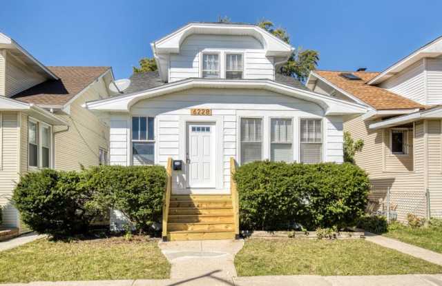 6228 W Berenice Gallery 1