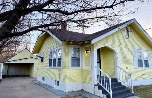 1 bedroom home w/ fenced in yard - 511 West 16th Avenue, Hutchinson, KS 67501