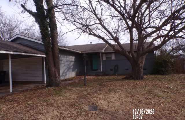 Great home located close to shopping and restaurants - 1523 Northwest 43rd Street, Lawton, OK 73505