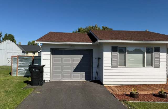 3 bed 2 bath Furnished Single Family Home Utilities and Wi-Fi included Gallery 3