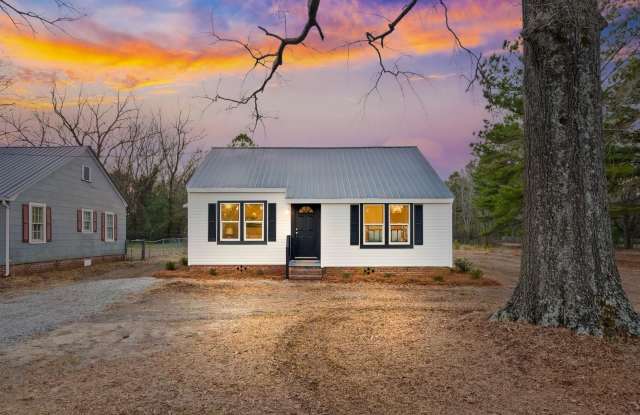 Freshly Remodeled 2 bedroom 1 bath in downtown Lillington! - 1304 South 14th Street, Lillington, NC 27546