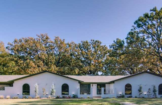 Palm Springs style ranch house - 4612 North Kings Highway, Texarkana, TX 75503