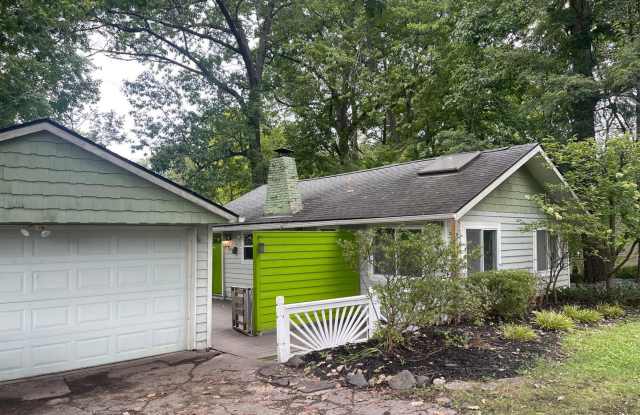 Beautiful Cottage Rustic Home In West Bloomfield with Lake Privileges Gallery 3
