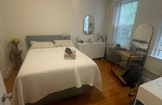 Nicely renovated 2 bed unit in a prime spot near Cleveland Circle! photos photos
