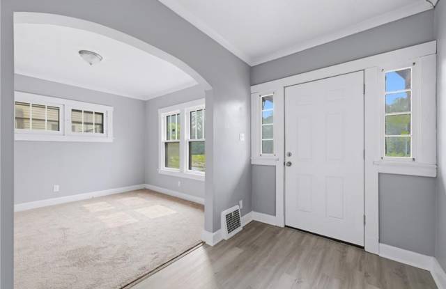 3016 Hudson Avenue Gallery 2