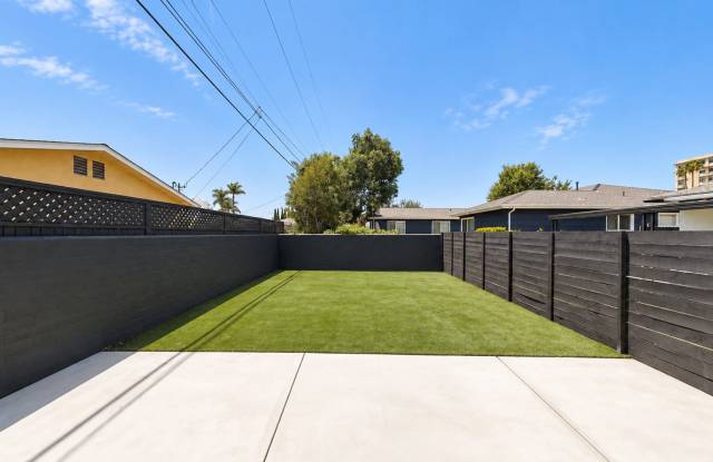 Sprawling turfed yard steps to SDSU! Gallery 4