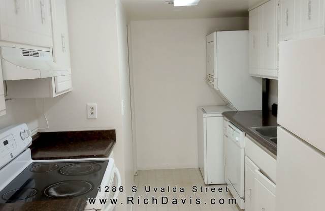 2 bed, 1 Bath, 900 sqft with washer/dryer hookups and 1 car garage photos photos