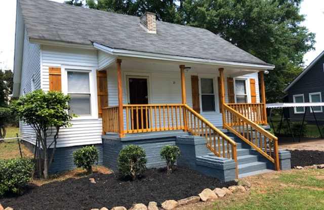 2 BR, 1 Bath Bungalow located 1 mile from the Prisma Health and USC School of Medicine photos photos