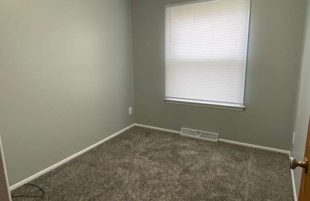 3 Bedroom, 1 Bath with Double Stall Detached Garage Gallery 4