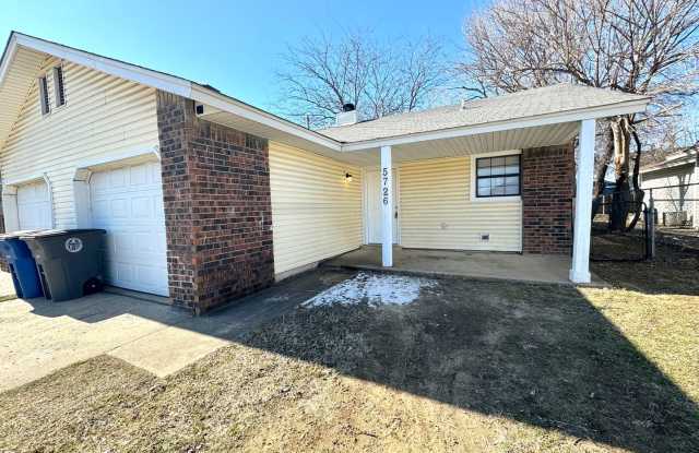 Adorable 3 bedroom 2 bathroom Duplex! photos photos