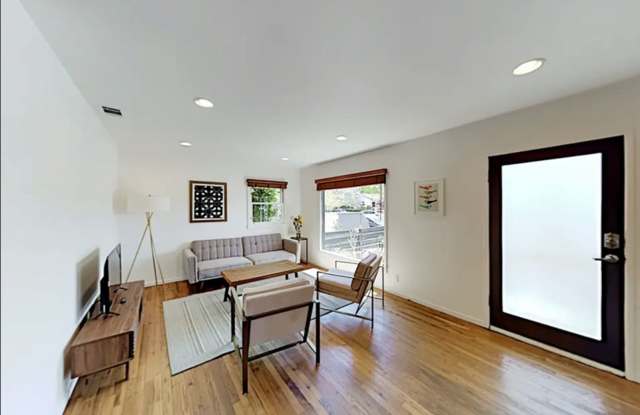 Gorgeous Ranch Style Home W/ Adorable Guest room plus bath In Sunny Venice! - 935 Indiana Avenue, Los Angeles, CA 90291