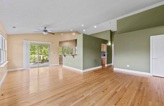 Delightful 3-Bedroom, 2-Bathroom with Fenced-In Yard in Etwoah Gallery 4