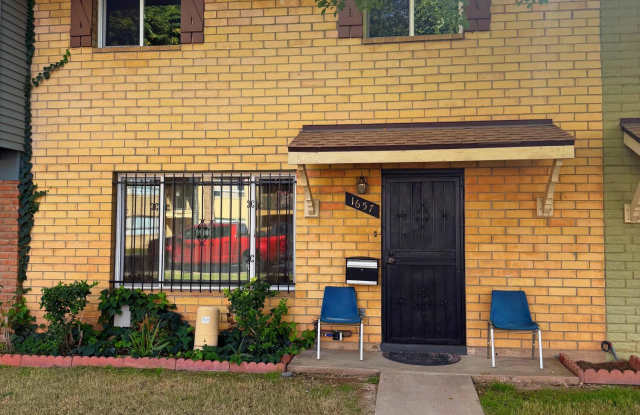 1657 W HAZELWOOD Street Gallery 1