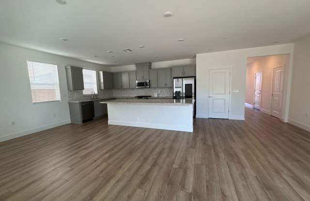 Gorgeous 4 Bedroom Home in Quiet Hollister Neighborhood Gallery 4
