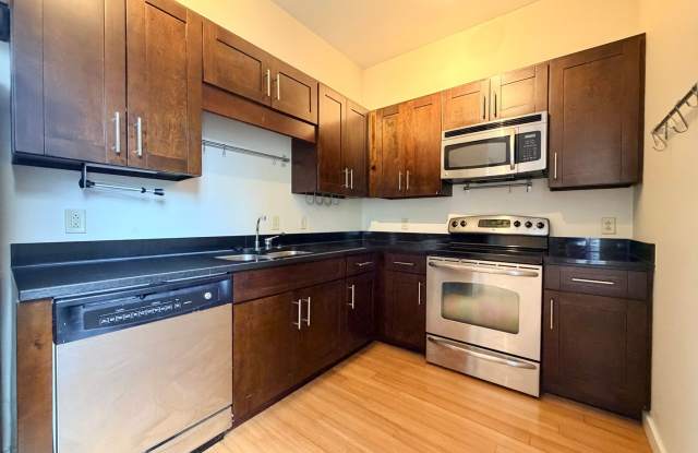1 Bedroom, 1 Bathroom Condo w/ Secure Parking Garage - Walk to Vandy, Belmont & Hillsboro Village Gallery 3