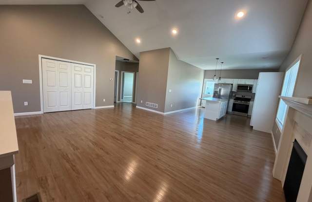 NEW Construction - move in ready - Charming 3-bedroom/2-bathroom duplex in Washington, IL Gallery 3