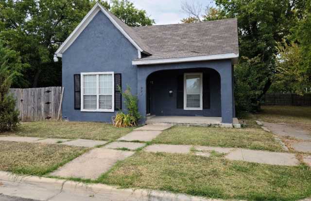 Three Bedroom Two bath Single family home; - 929 East Cannon Street, Fort Worth, TX 76104
