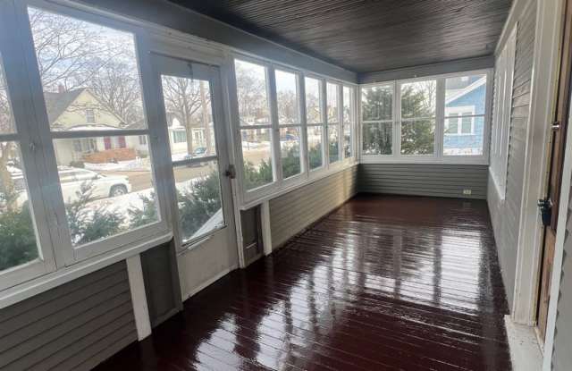 Lovely 2 Bedroom Southside Holland Gallery 4