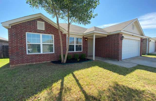 3 Bed 2 Bath 2 Car Garage* Newer Home in The Orchards! * Yukon Schools ** photos photos