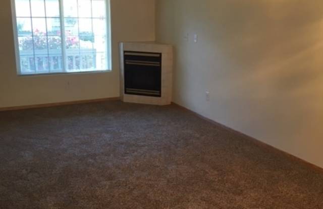 6229 SE Mariner Way ~ End Unit Townhome Near Intel! 6 MONTH LEASE Gallery 3