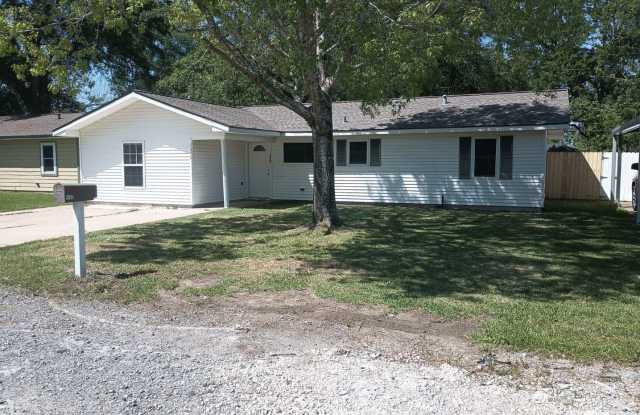 Spacious 4 bedroom in 77707. More pics coming soon! - 9380 Broun Street, Beaumont, TX 77707