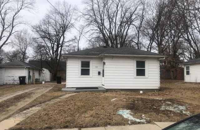 Extremely sharp 2BR house in Normal. Central air. Washer/dryer. - 705 Samantha Street, Normal, IL 61761