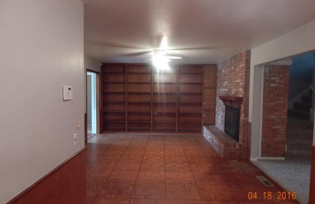 Spacious 3 Bedroom Single Family home very close to N.W. Expressway! Gallery 4