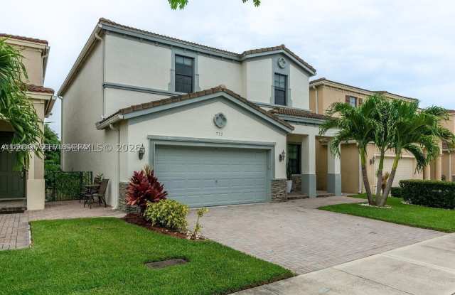 733 NE 193rd Ter Gallery 1
