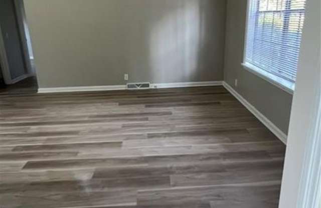 2121 WOOD Court Gallery 3