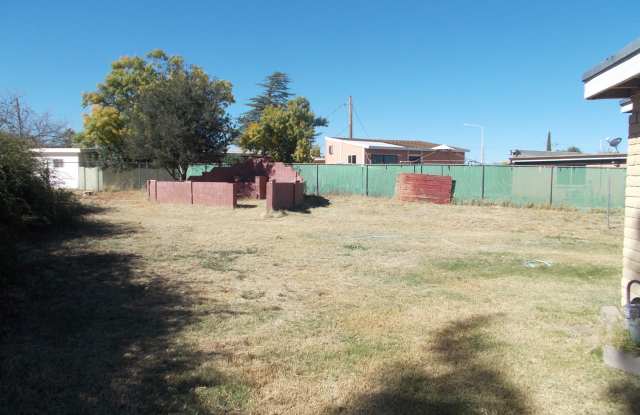 3 Bedroom 2 bath, fenced backyard Gallery 4