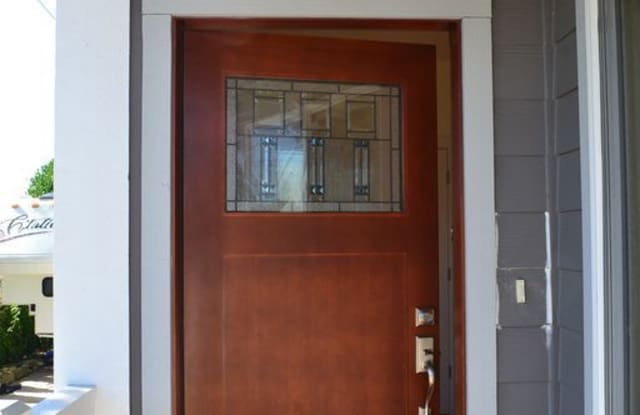 1904 N Proctor St Gallery 3