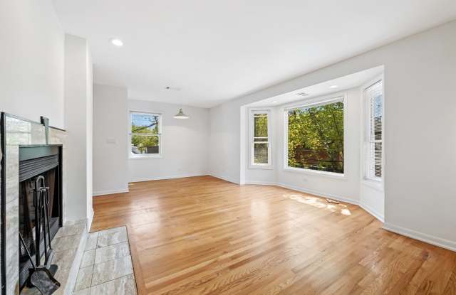 1948 W Byron Street Gallery 3
