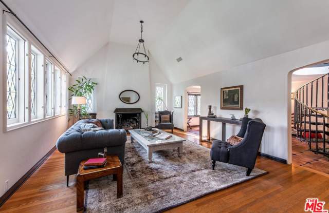 2753 North BEACHWOOD Drive Gallery 2