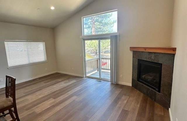 Lovely, recently remodeled 3Bd townhouse duplex! Available for viewing now! Call me to inquire today. photos photos