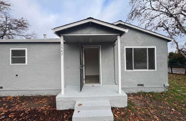 Single family home with large lot in Oak Park photos photos