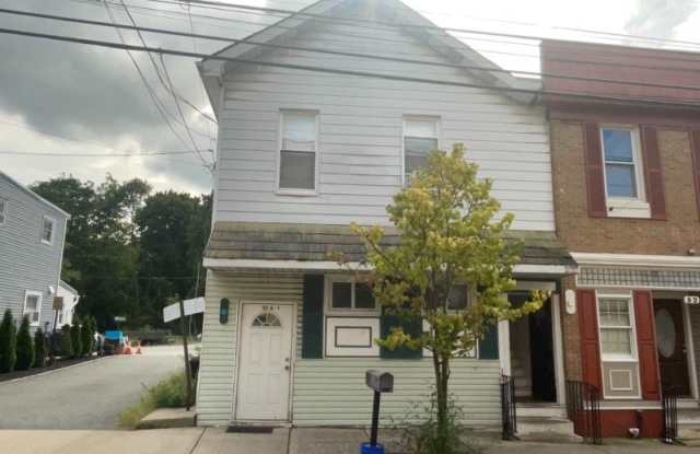 50 Main St Gallery 1