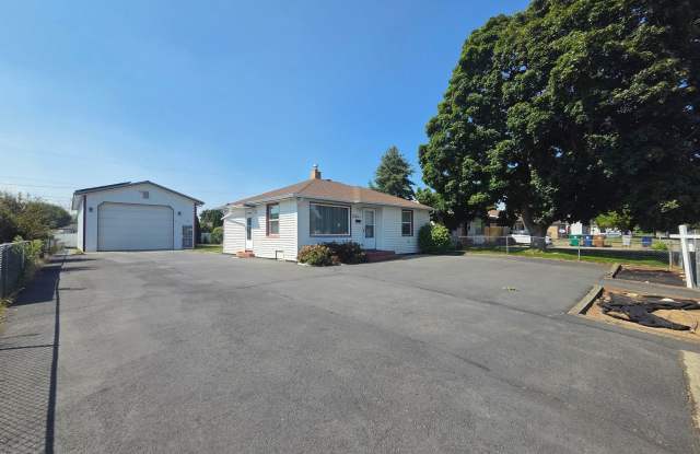 $2,900 - 3 Bed / 2 Bath Charming Home with Huge Shop in North Spokane Gallery 1