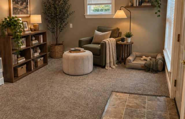 2-BEDROOM HOUSE | SPACIOUS BACKYARD + OFF-STREET PARKING | YAKIMA Gallery 3