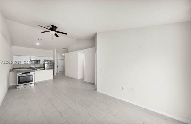 4106 SW 7th Pl Gallery 4