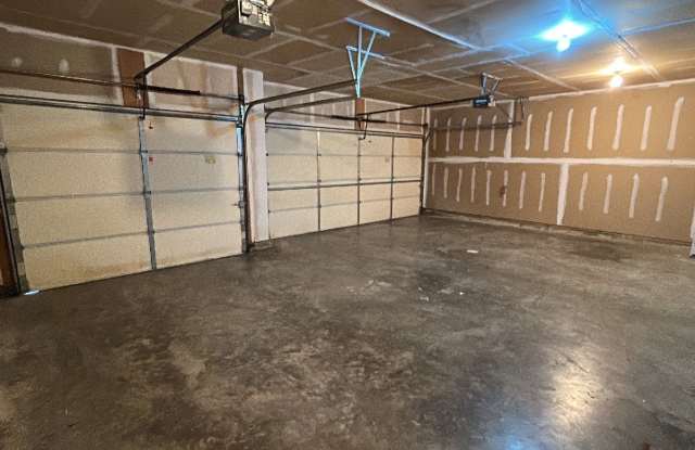 Large townhouse with 3 Bedrooms, 3.5 Bath, plus a 3 car garage photos photos