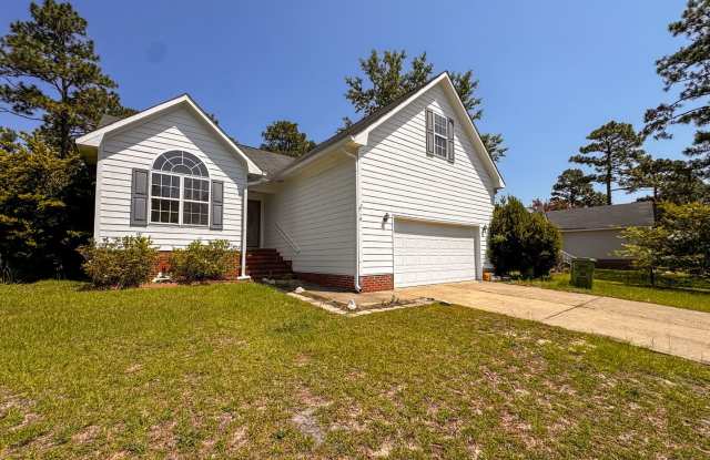 Charming 3 Bed 2 Bath Plus Bonus Room in Raeford photos photos