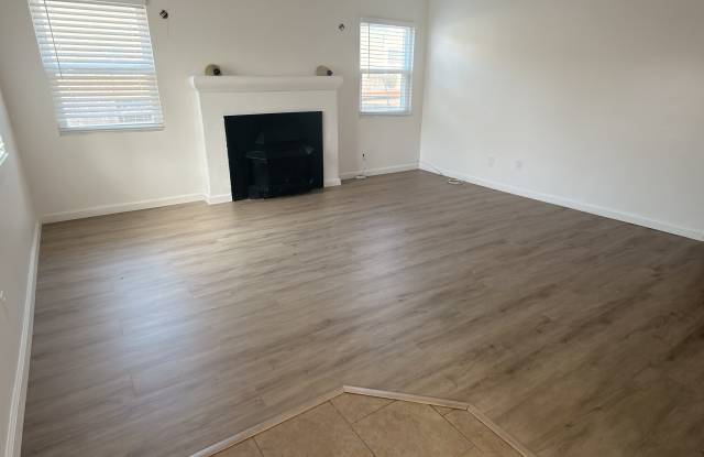 4636 Lotus st Gallery 4