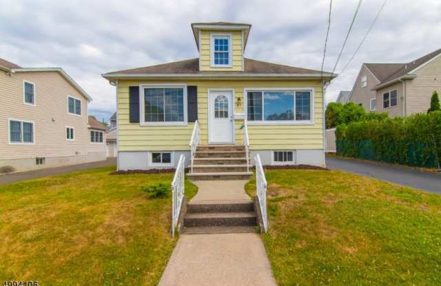 37 VERANDA AVE - 37 Veranda Avenue, Singac, NJ 07424