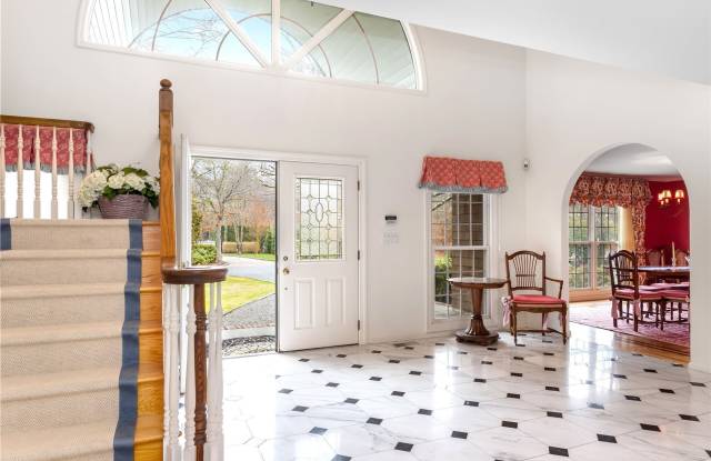 18 Elizabeth Lane Gallery 2