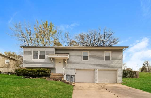 Newly Renovated Single Family Home | 3 BR/1BA | Car Covered Parking | Gated backyard - 305 Speck Avenue, Independence, MO 64056