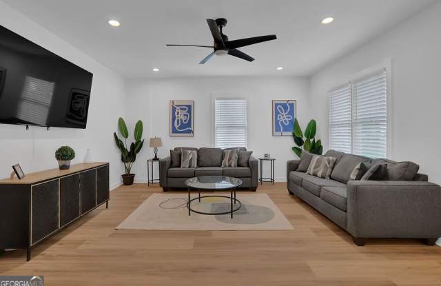 438 Hamilton E Holmes Drive NW Gallery 2