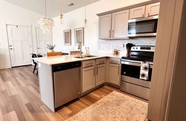 Pet Friendly 3-Bedroom Condo! Get $500 Off on the first month Rent if signed and move in by March 1s photos photos