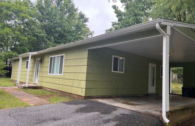 Beautiful home close to the Peaks of Otter! Minutes away from town of Bedford - 3876 Peaks Road, Bedford County, VA 24523 Beautiful home close to the Peaks of Otter! Minutes away from town of Bedford - 3876 Peaks Road, Bedford County, VA 24523