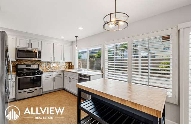*Move-In Special: $1000 OFF One Month’s Rent!* Beautiful 5 Bed, 3 Bath Available In Huntington Beach Gallery 3